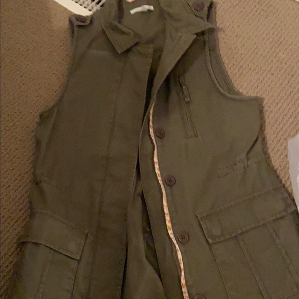 women’s vest cute floral detailing by the zipper